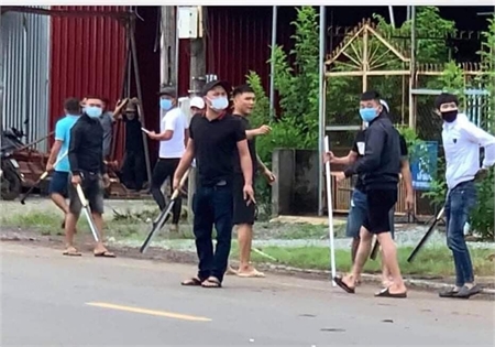 Cầm dao đi đánh nhau có thể bị xử lý 2 tội