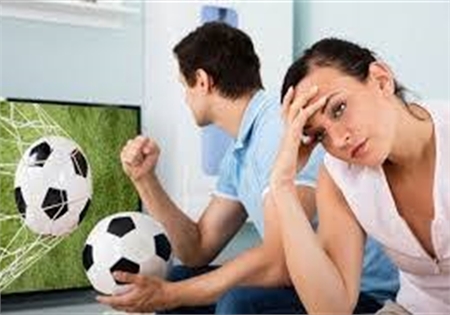 CHỒNG THUA ĐỘ WORLD CUP 2026, VỢ CÓ QUYỀN ĐƯỢC ĐƠN PHƯƠNG LY HÔN? 